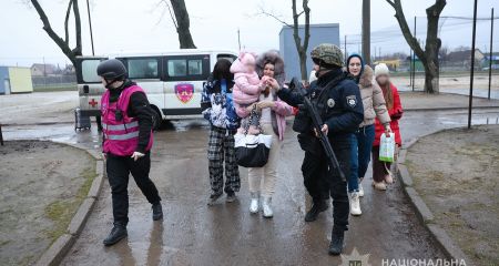 Запорізькі поліцейські евакуювали 19 дітей з Кушугума