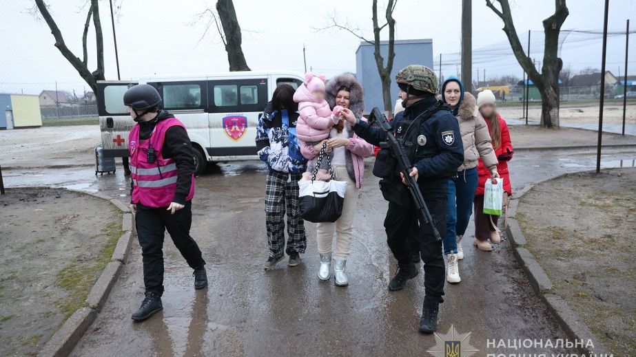 Запорізькі поліцейські евакуювали 19 дітей з Кушугума