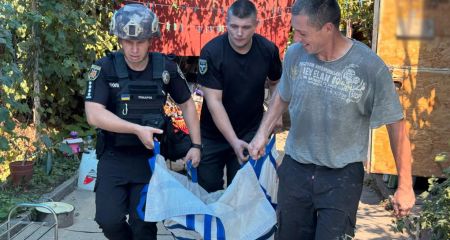 Семью с детьми и пожилых людей эвакуировали полицейские на Запорожье