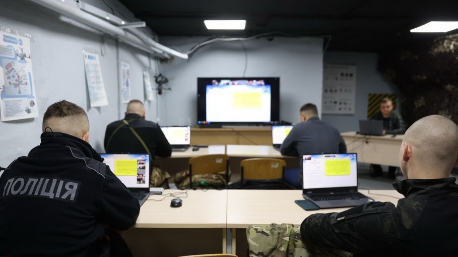 Центр подготовки операторов БпЛА открыли в полиции Запорожья &ndash; кадры