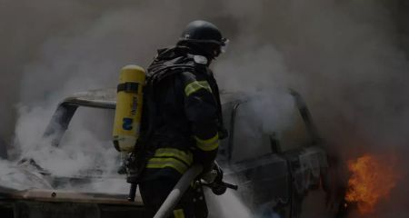 Легковик і сухостій горіли після російських атак у передмісті Запоріжжя