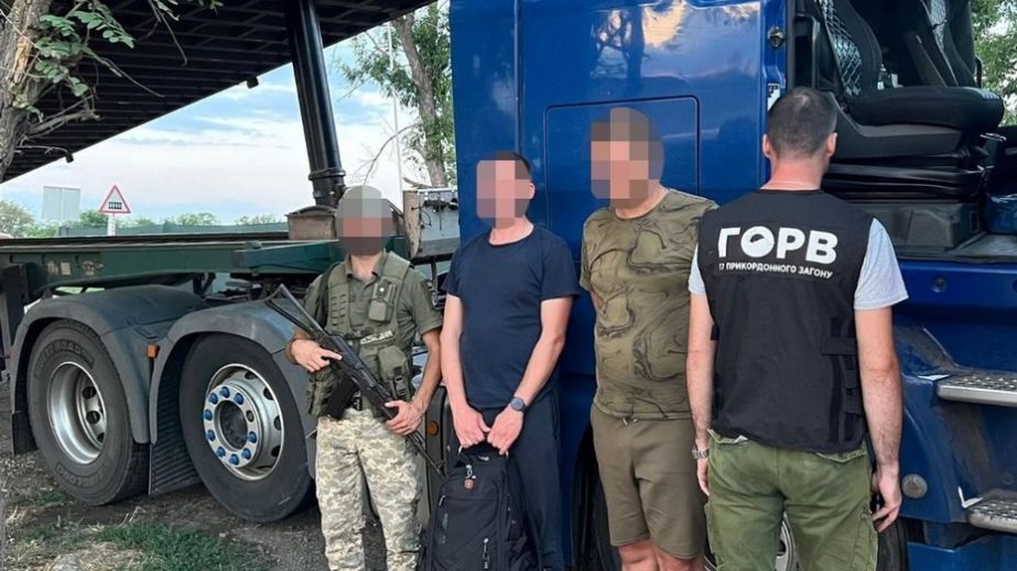 "Путешествие" за $8 тысяч: житель Запорожской области хотел выехать в Румынию в прицепе грузовика
