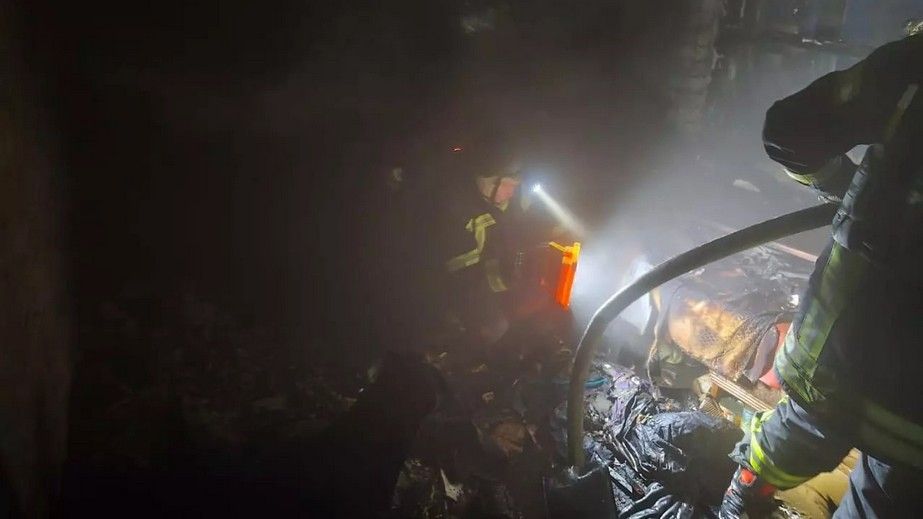 Двоповерхівка палала під Запоріжжям: врятували трьох людей