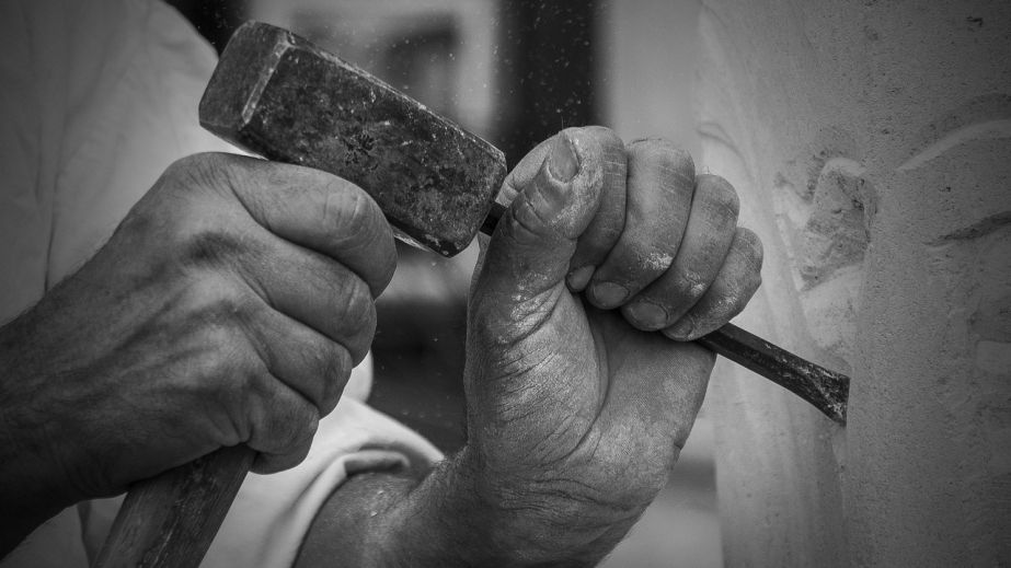 Дев’ять скульпторів створюють у Запоріжжі монументальні образи захисників